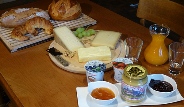 Petit-déjeuner (fromage, yaourts, pain)